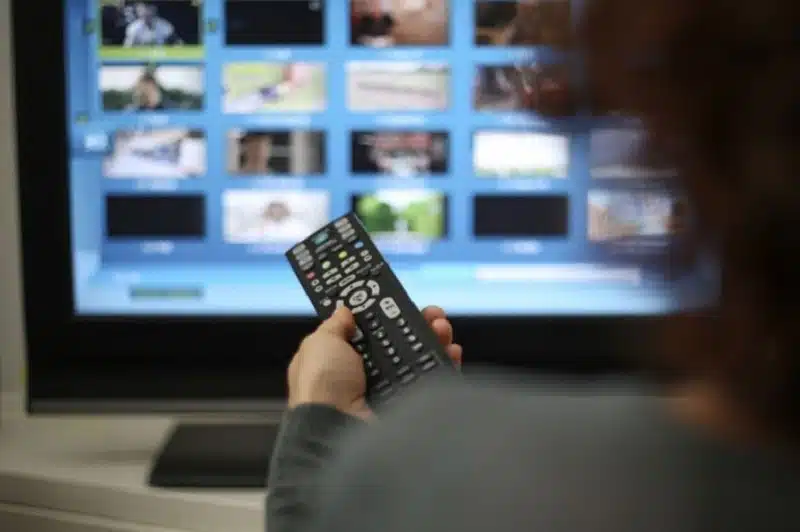 Comment regarder les chaînes payantes gratuitement IPTV sur PC