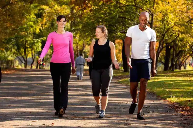 Découvrez les bienfaits insoupçonnés de la marche à pied pour votre santé