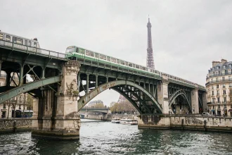 Rame du métro ligne 6 de Paris traversant le viaduc du Bir-Hakeim au-dessus de la Seine avec la Tour Eiffel en arrière-plan